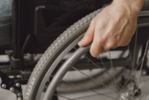 Urlop opiekuńczy - osoba na wózku