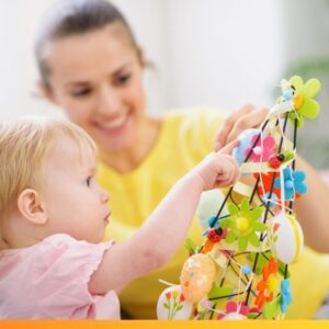 urlop rodzicielski, matka z małym dzieckiem bawią się zabawkami