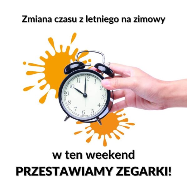 Na grafice widzimy rękę trzymającą klasyczny, czarny budzik wskazujący godzinę 10:00. W tle znajdują się pomarańczowe plamy przypominające rozpryski farby. Na górze grafiki znajduje się napis: „Zmiana czasu z letniego na zimowy”, a poniżej napis: „w ten weekend PRZESTAWIAMY ZEGARKI!”. Całość informuje o nadchodzącej zmianie czasu, zachęcając do pamiętania o przestawieniu zegarów na czas zimowy.